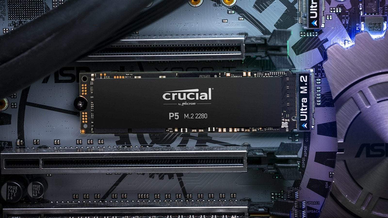 2020-04-Crucial-P5-NVMe-SSD-M-2-modul-deska-ilustrace-b-1600-sca