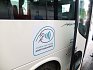 Nálepku najdete u dveří k řidiči autobusu.