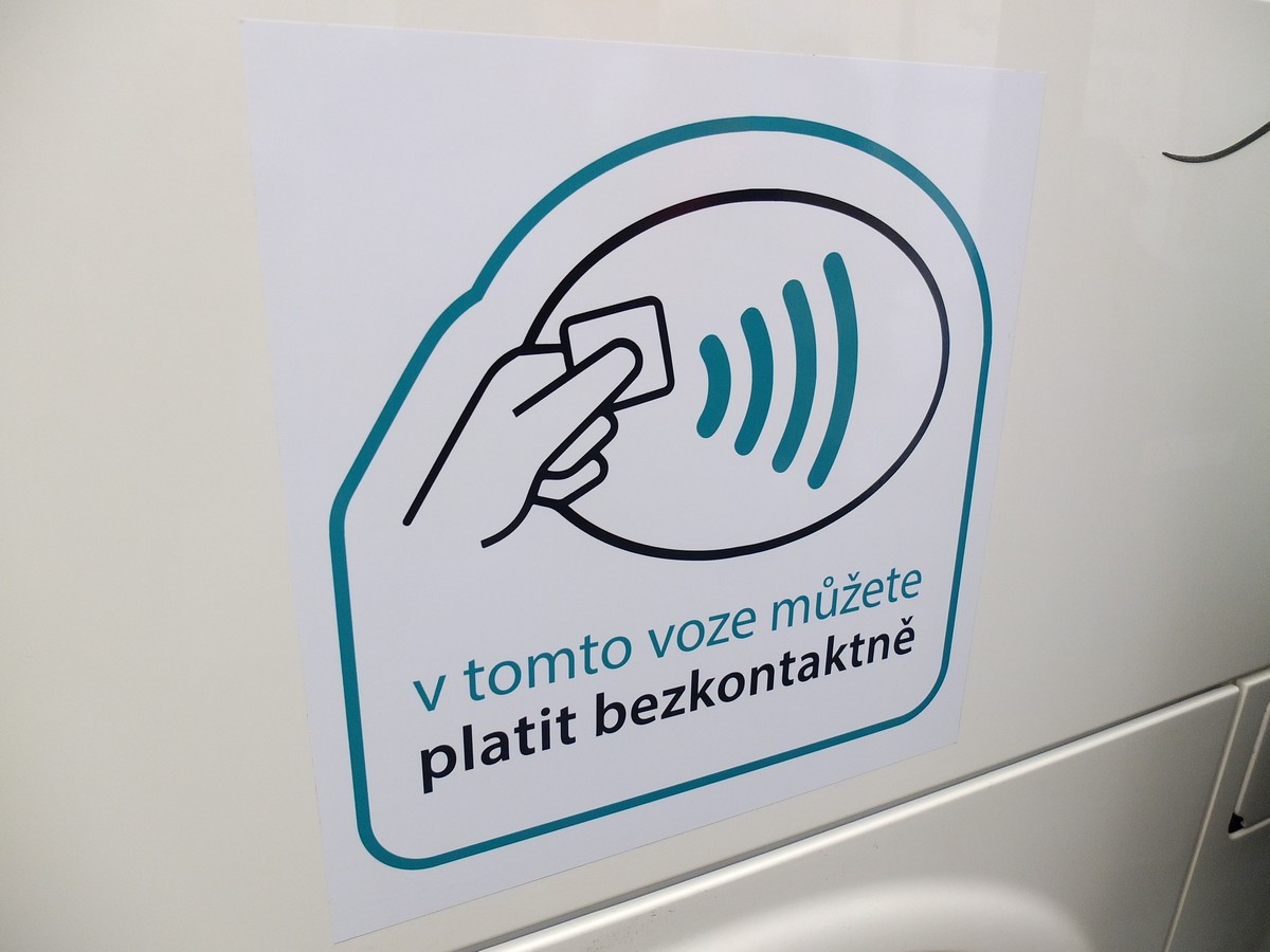 Autobusy, kde můžete platit bezkontatně, poznáte zatím podle tohoto loga.