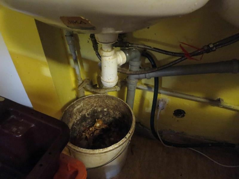 Věra Kasíková, Restaurace U Páva, Kladno. Uzavřena pouze část provozovny. Zjištěné skutečnosti: Výskyt myšího trusu, provozovna nezabezpečená před pronikáním škůdců, výrazně zanedbaný úklid, znečištěné kuchyňské náčiní, výrazné znečištění všech prostor ad.