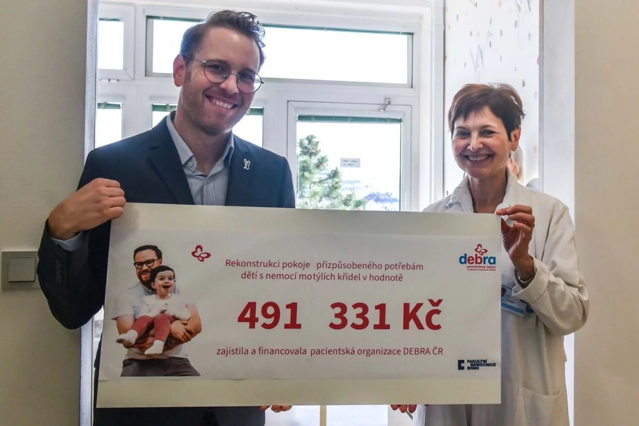 Rekonstrukci a vybavení zaplatila pacientská organizace DEBRA ČR. Na snímku je její ředitel Pavel Melichárek a vedoucí lékařka EB Centra Hana Bučková.