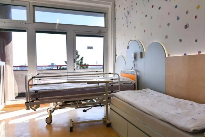 Takto vypadá pokoj určený dětem s nemocí motýlích křídel a jejich doprovodu v brněnském EB Centru.