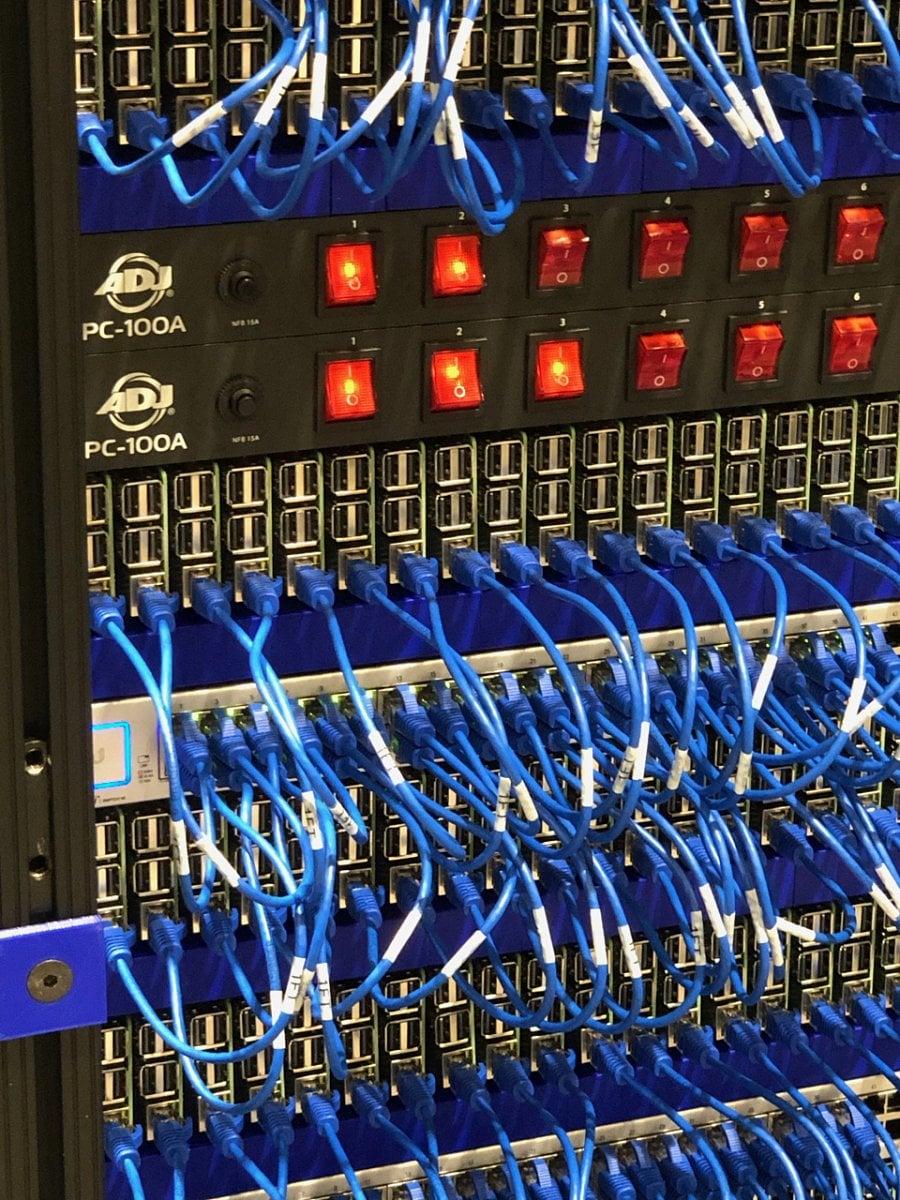 Napájení není realizováno pomocí PoE. Sice by to ušetřilo kabeláž, ale znamenalo by to nakoupit přídavné PoE desky a navíc by to podle tvůrců celé víc hřálo. Proto se používá napájení pomocí USB.