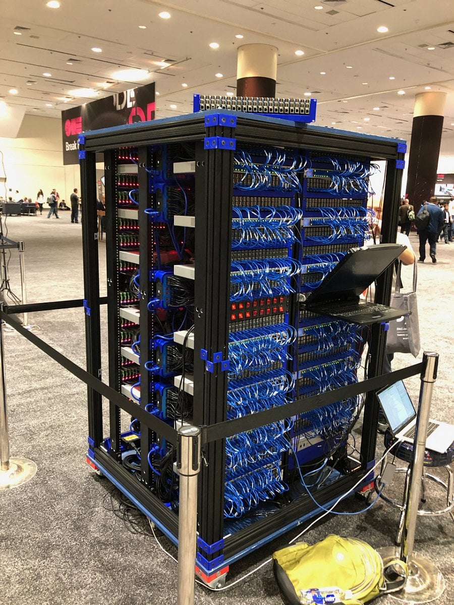 Novináři ze serveru <a href="https://www.servethehome.com/oracle-shows-1060-raspberry-pi-supercomputer-at-oow/">Servethehome</a> se zeptali lidí z Oracle, proč si celou tuhle věc nevirtualizovali. Odpověď je jednoduchá: „Velký cluster je cool!“