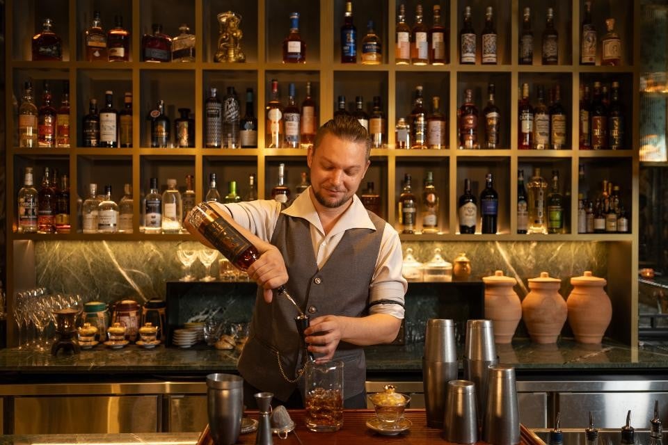 Vojtěch Bažant v koktejlovém baru Chandu v Singapuru