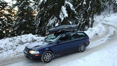 Náhledový obrázek - Jak vybavit auto na zimu? Nepodceňujte zimní pneu a vozte rezervu, i když nemusíte