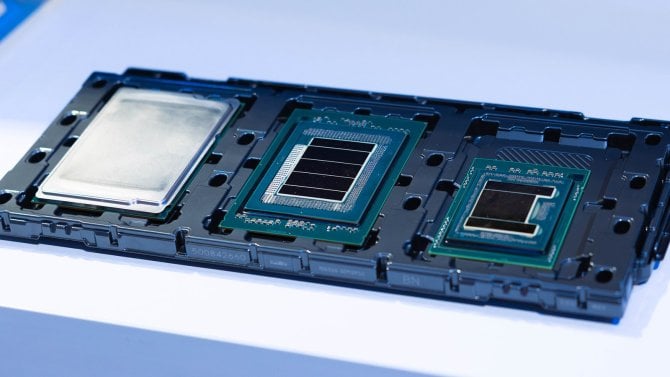 https://i.iinfo.cz/images/Čipletový procesor Intel Xeon 6 Plus (uprostřed) bez rozvaděče tepla