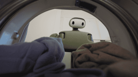 Domácí robot za 170 tisíc vám poskládá prádlo. Nebo to za něj udělá operátor z Kalifornie (a u toho vás pošmíruje)
