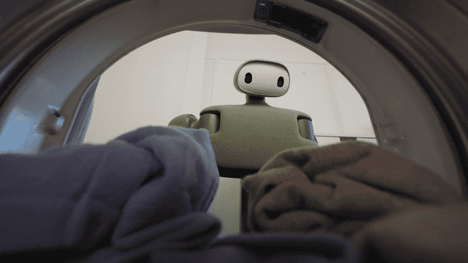 Domácí robot za 170 tisíc vám poskládá prádlo. Nebo to za něj udělá operátor z Kalifornie (a u toho vás pošmíruje)
