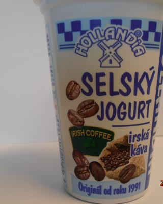 Hollandia Selský jogurt irská káva s kulturou BiFi. Kategorie: Falšované potraviny. Nevyhovující parametr: značení. Přestože je výrobek označen jako Irská káva, je ze složení výrobku patrné, že irskou kávu (kombinaci espressa ze zrnkové kávy a irské whisky) neobsahuje. Ve složení je uveden pouze extrakt z cikorky, která se získává z čekanky. Výrobce: Hollandia Karlovy Vary, s.r.o. Místo kontroly: AHOLD Czech Republic, a.s., Plzeň