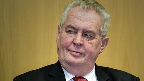 Náhledový obrázek - Zeman pogratuloval Macronovi. Dříve ho nazval parodií na Napoleona