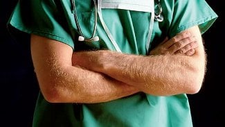 Náhledový obrázek - Slovensko zve kvůli odchodům české doktory, možná pomůže armáda