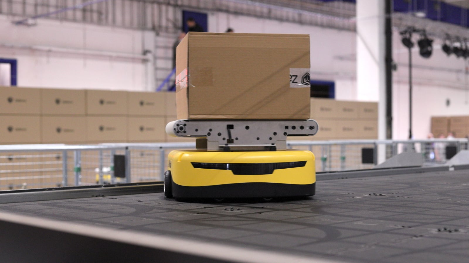 Autodrom křížený s Pacmanem. Zásilkovna má robotické třídičky