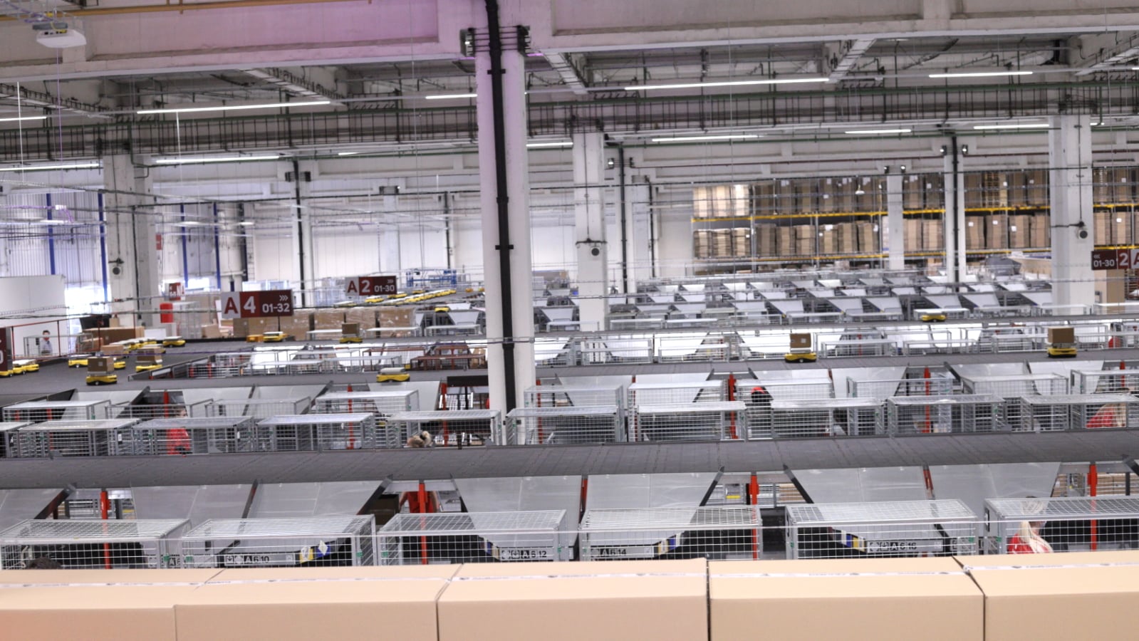 Autodrom křížený s Pacmanem. Zásilkovna má robotické třídičky