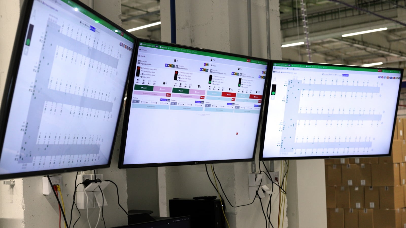 Autodrom křížený s Pacmanem. Zásilkovna má robotické třídičky