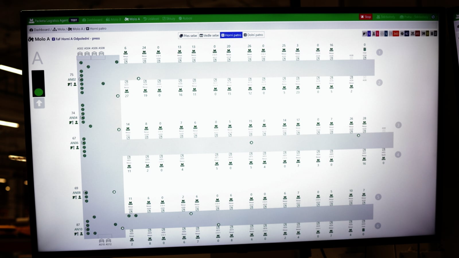 Autodrom křížený s Pacmanem. Zásilkovna má robotické třídičky