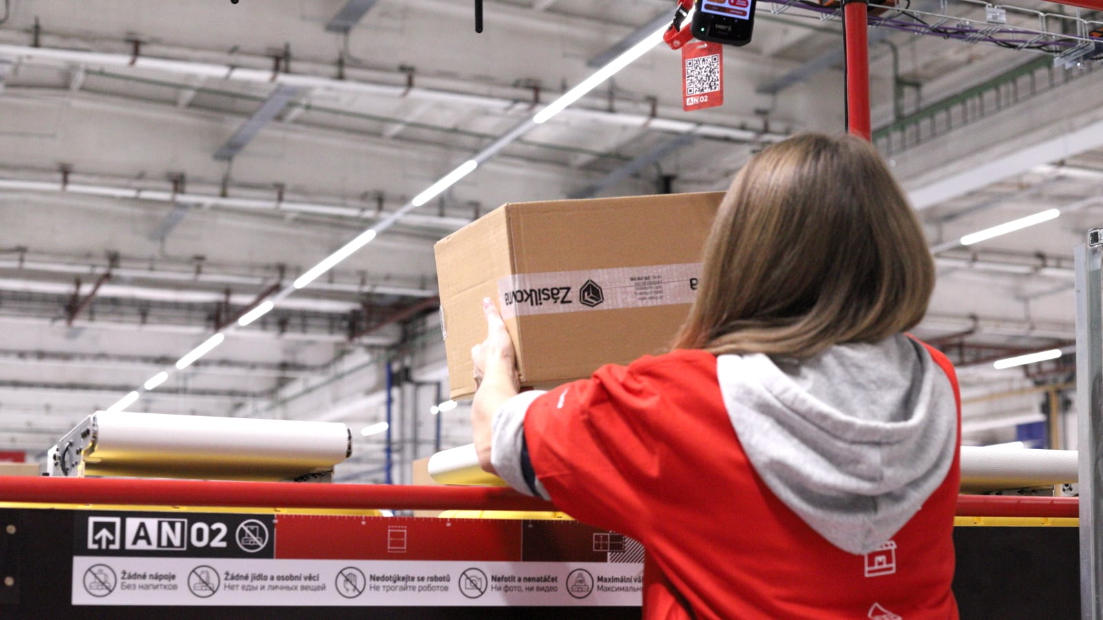 Autodrom křížený s Pacmanem. Zásilkovna má robotické třídičky