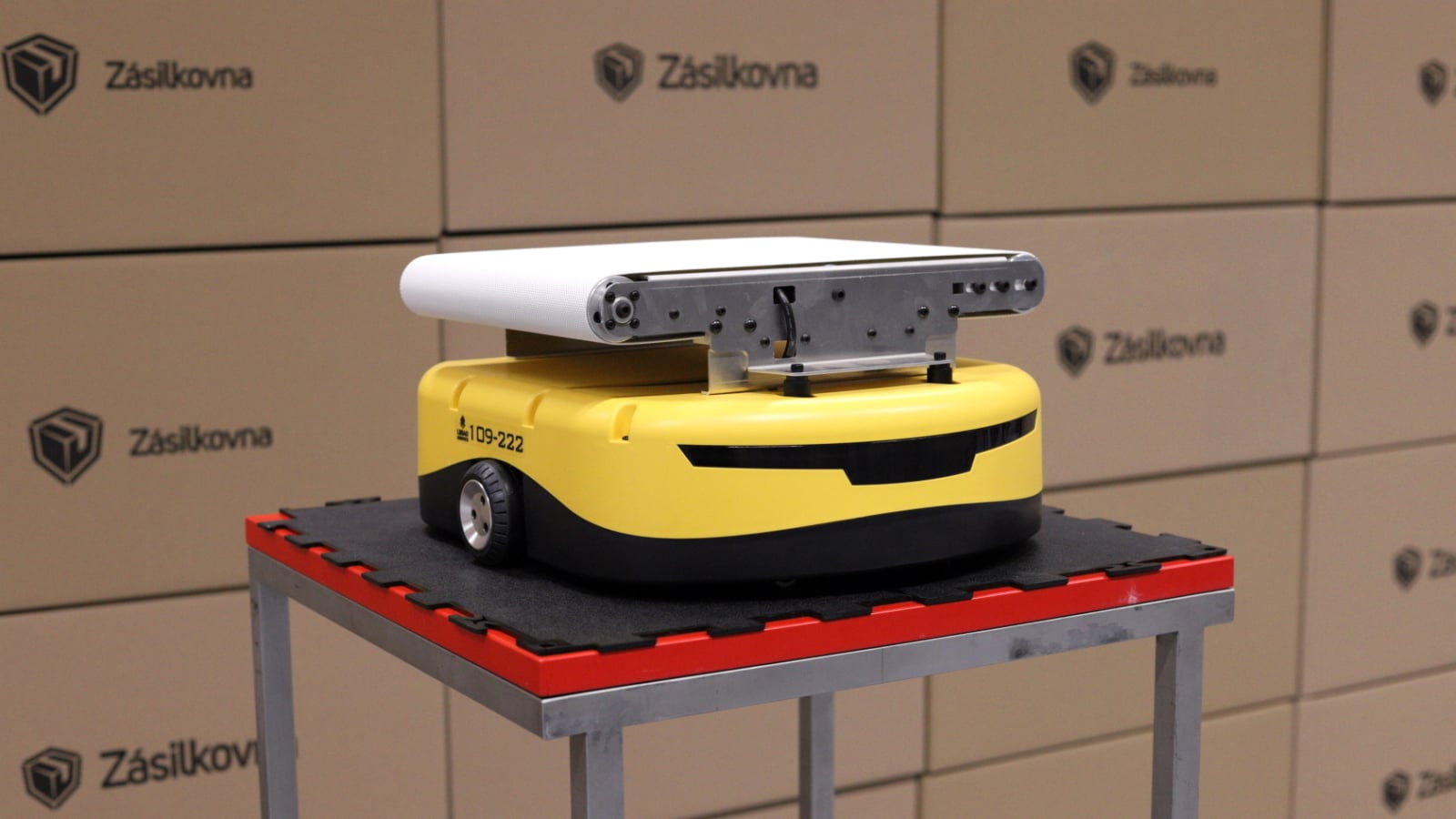 Autodrom křížený s Pacmanem. Zásilkovna má robotické třídičky