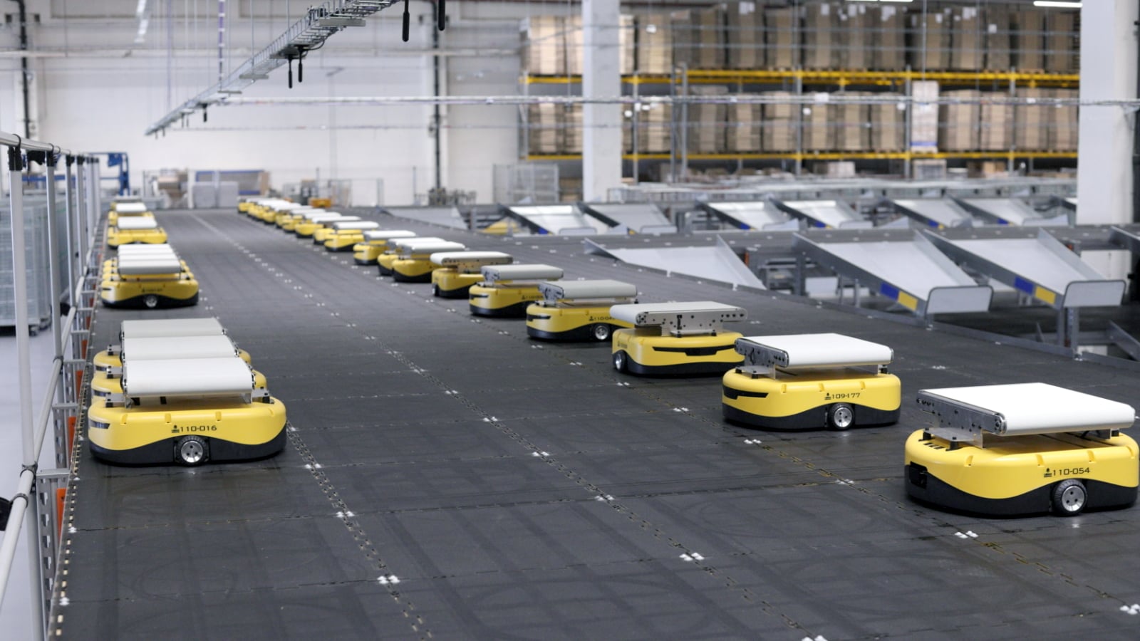 Autodrom křížený s Pacmanem. Zásilkovna má robotické třídičky