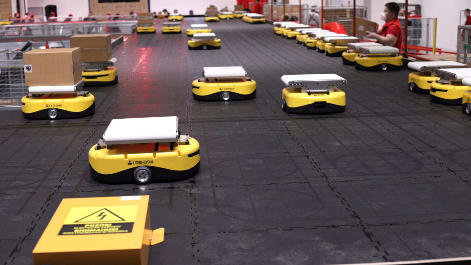 Autodrom křížený s Pacmanem. Zásilkovna má robotické třídičky