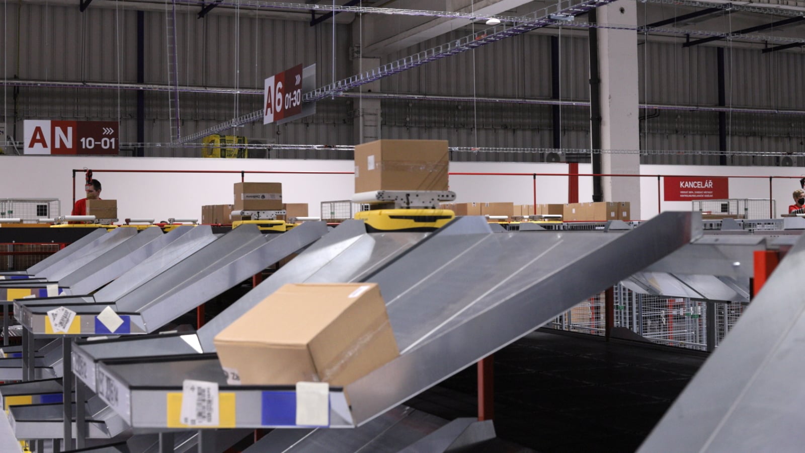 Autodrom křížený s Pacmanem. Zásilkovna má robotické třídičky