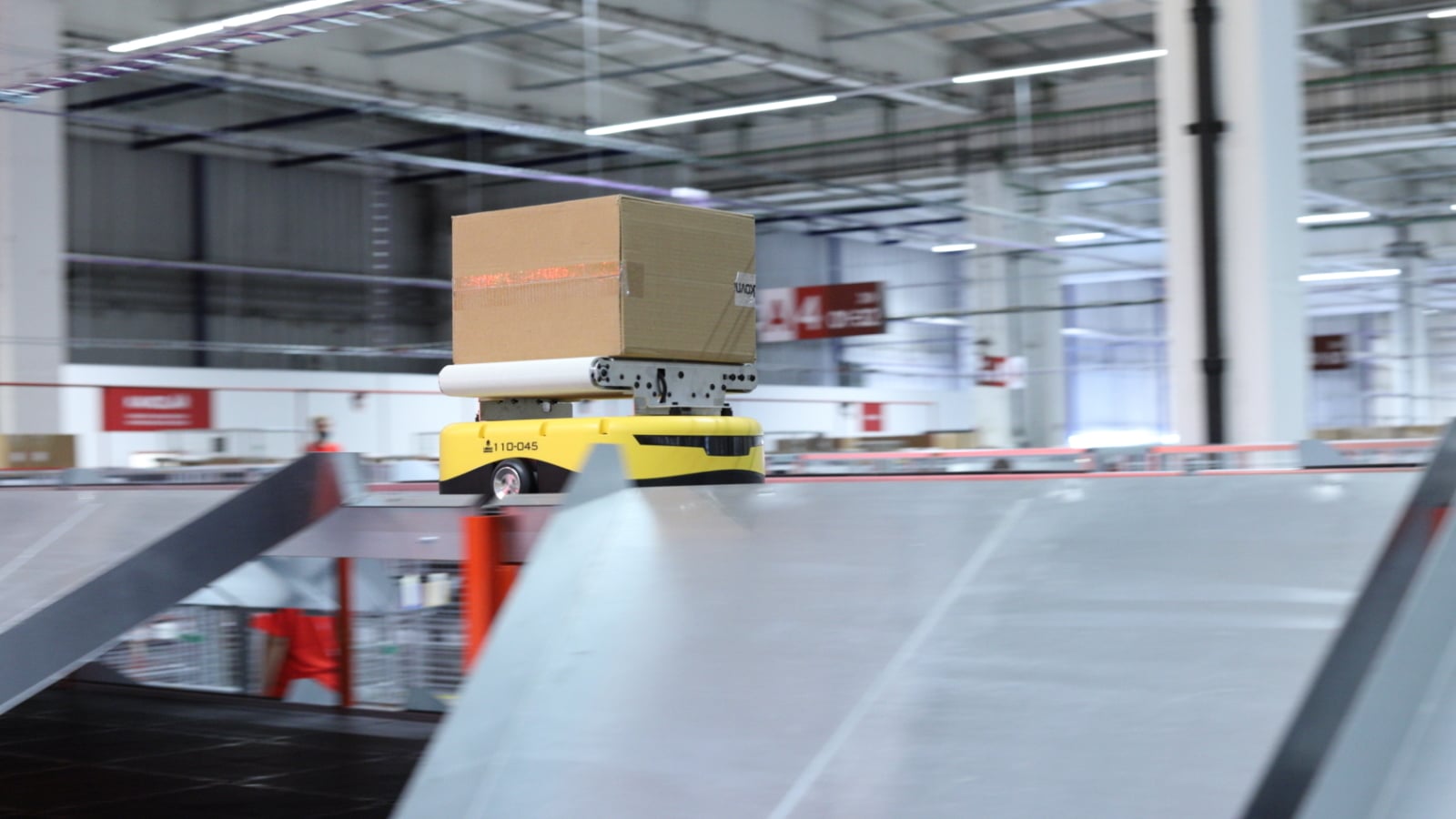 Autodrom křížený s Pacmanem. Zásilkovna má robotické třídičky