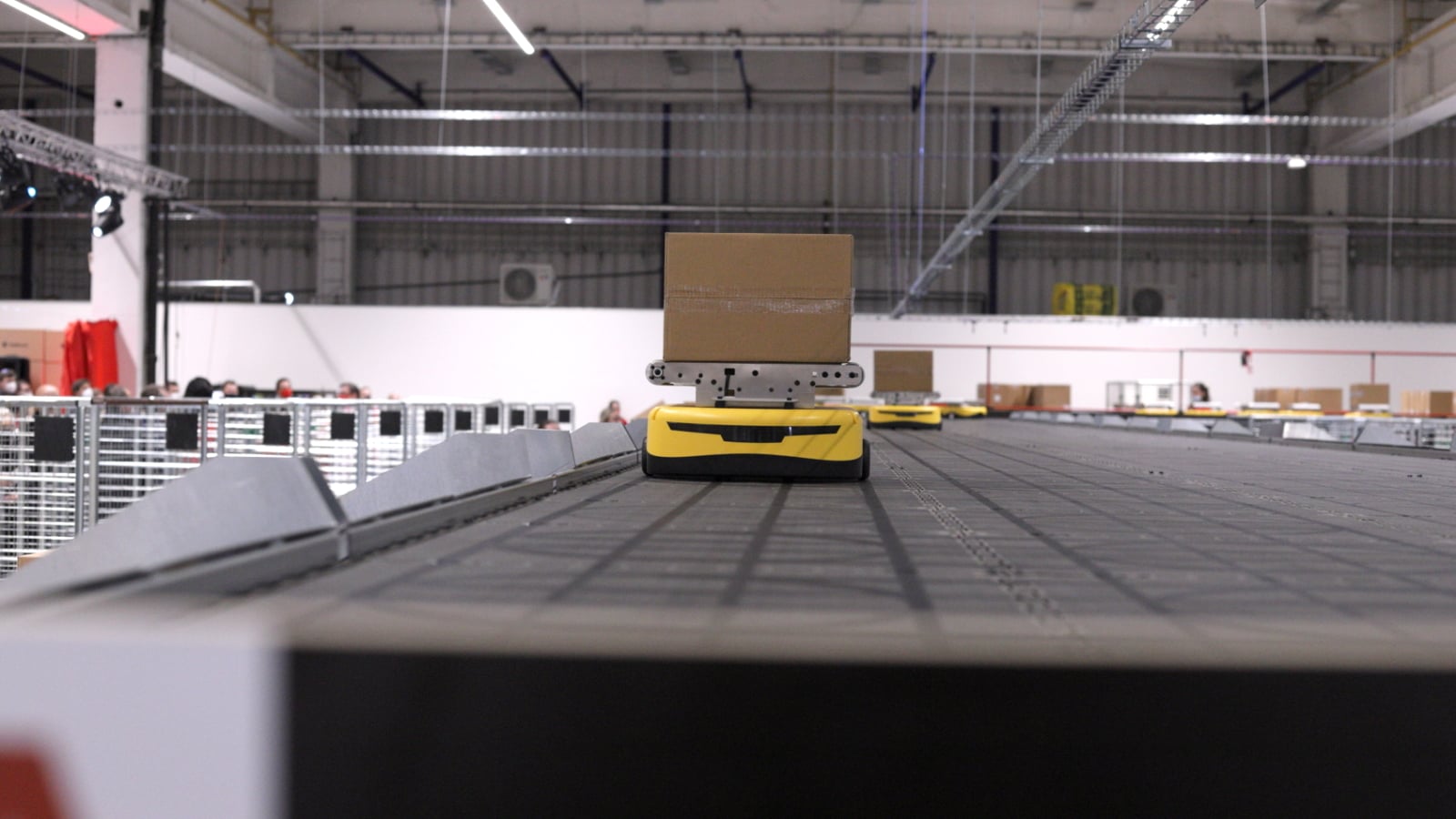 Autodrom křížený s Pacmanem. Zásilkovna má robotické třídičky