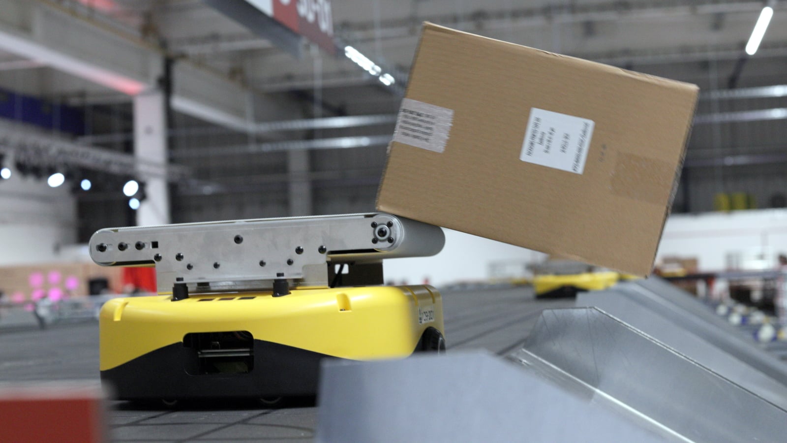 Autodrom křížený s Pacmanem. Zásilkovna má robotické třídičky