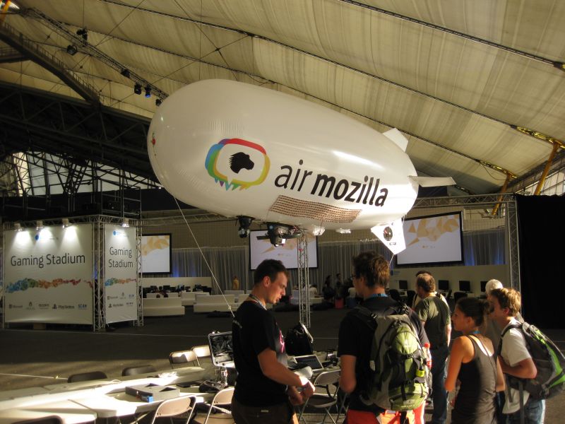 Mozilla vzducholoď naplněná heliem.