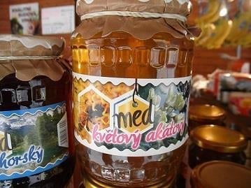 Petr Křivonoska, STRNADY: MED KVĚTOVÝ AKÁTOVÝ - ve výrobku byla zjištěna přítomnost cizích cukrů. Do medu se s výjimkou jiného druhu medu nesmí přidávat žádné jiné látky, ani látky přídatné. Pylová analýza prokázala, že se nejedná o med akátový. Dále výrobek nevyhověl legislativním požadavkům na obsah hydroxymethylfurfuralu v medu, což je látka, která vzniká např. působením vyšších teplot během zpracování medu. Hodnota aktivity enzymu diastáza neodpovídá legislativním požadavkům. Výrobce: HONEYPACK, PRAHA