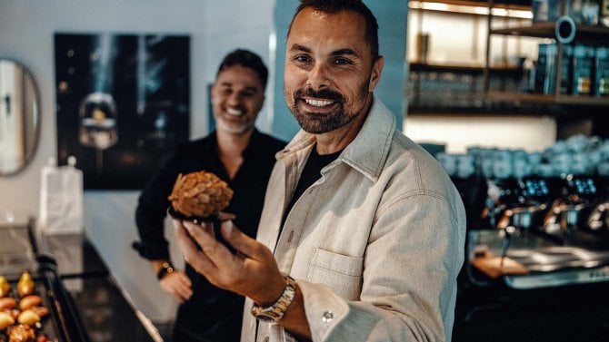 Původně cukrářům prodával stroje na zmrzlinu, pak se sám stal jedním z nich. Dnes lidé na jeho zákusky za 250 korun stojí frontu