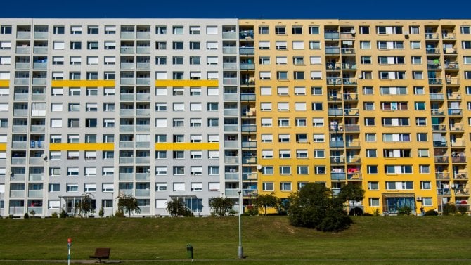 Paradox na pražském realitním trhu: Starší byty jsou poprvé k mání za více než 160 tisíc za metr, doba prodeje se ale prodlužuje