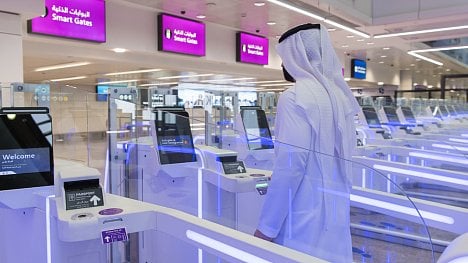 Náhledový obrázek - Na letišti v Dubaji stačí ukázat místo pasu oči. Díky umělé inteligenci