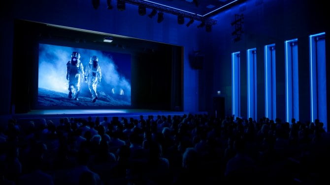 Byznys s filmovými trailery je nejen v Hollywoodu velkým tajemstvím. Za promítání před úspěšnými snímky se platí miliony, v Česku jsou zdarma