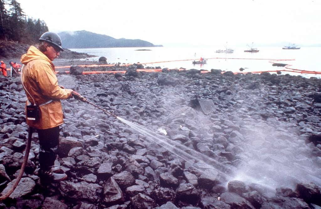 Odklízení následků havárie Exxon Valdez