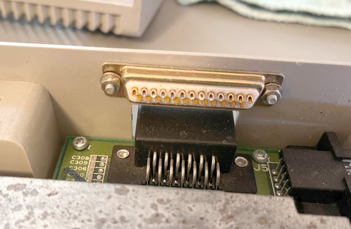 Konektor, zde tvořící jen záslepku a pozůstatek nějakého nedokončeného projektu.