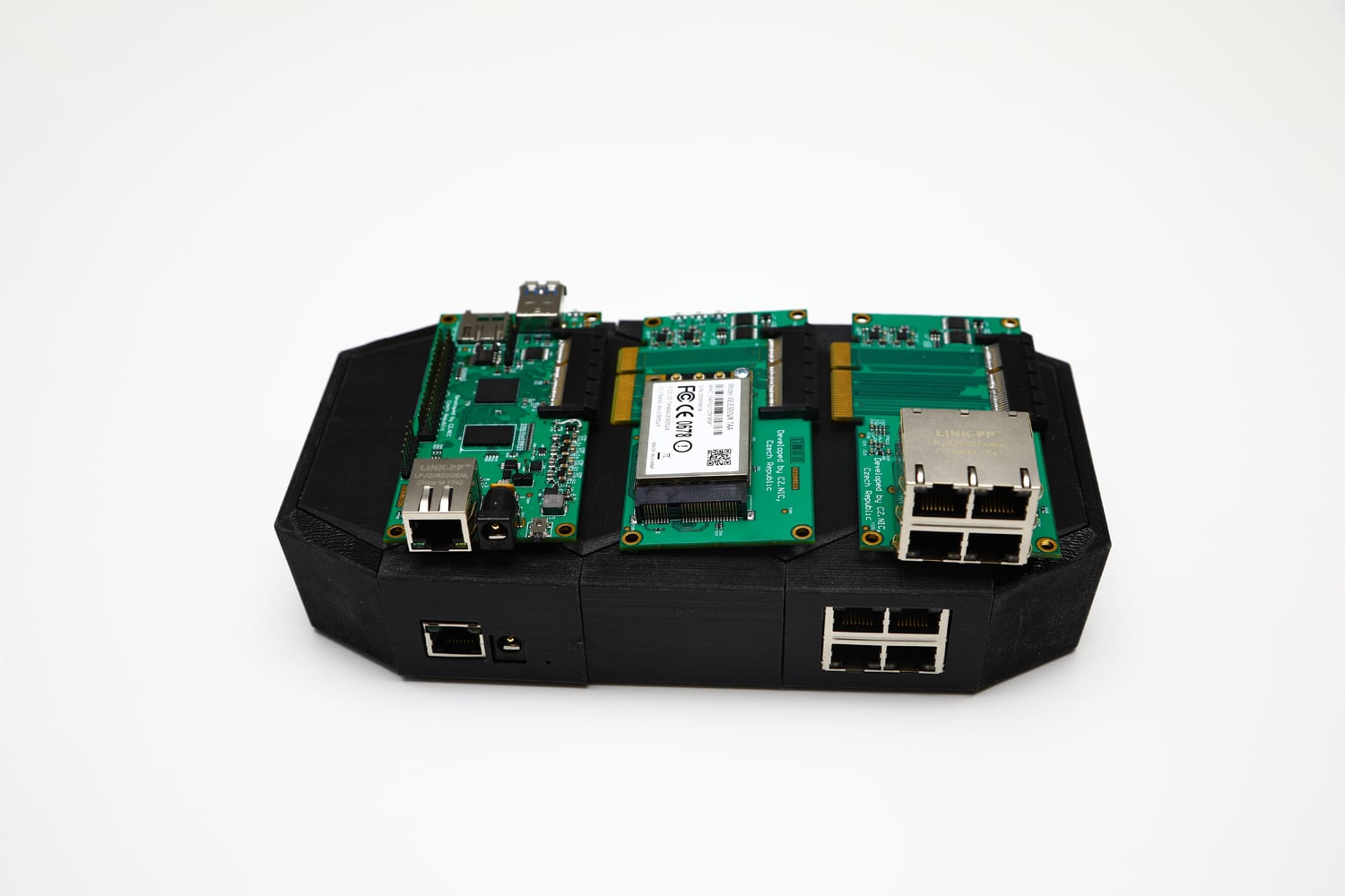 Vpravo je modul s pětiportovým ethernetovým switchem.