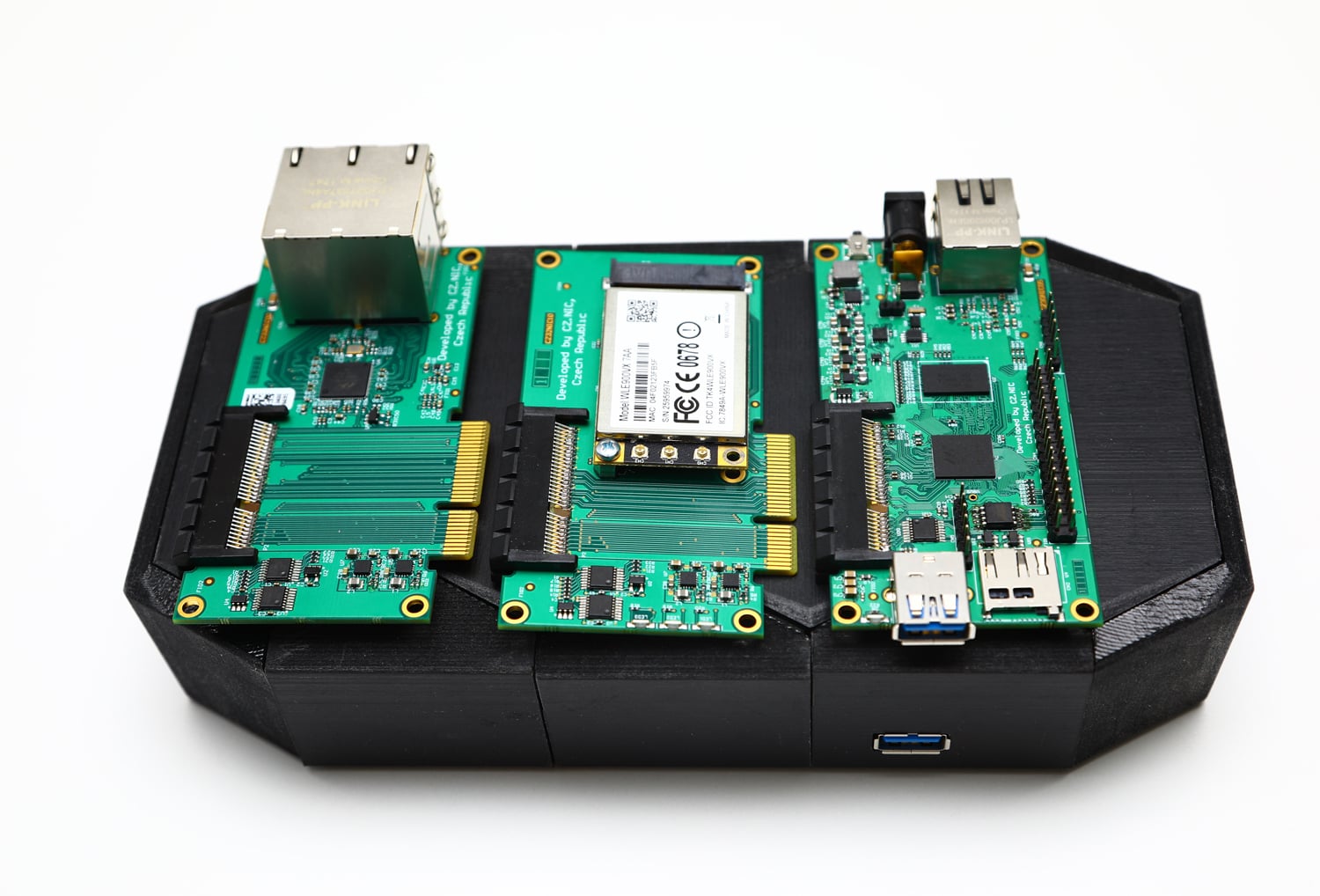 Procesorová deska je vybavena plnohodnotým USB 3.0. Vedle něj je slot pro bootovací SD kartu, ze které si uživatel bude moci nainstalovat kromě dodávaného Turris OS i jiný operační systém.