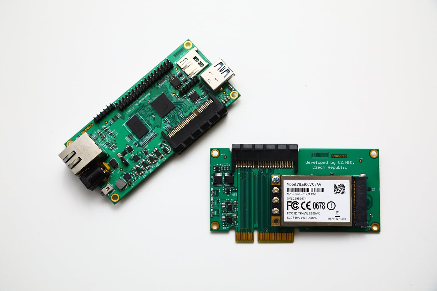 Pokud k procesorové desce připojíme kartu s miniPCI Express slotem, můžeme na ni napojit 2,4/5 GHz modul a dostaneme dualbandové WiFi AP.