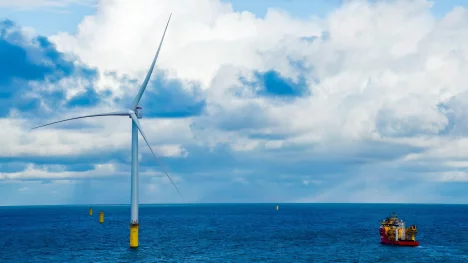 Náhledový obrázek - Britové spustili největší pobřežní větrnou elektrárnu na světě. Obří projekt má napájet až šest milionů domácností