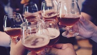 Náhledový obrázek - Průzkum: Jen čtyři procenta mladých lidí nepijí alkohol