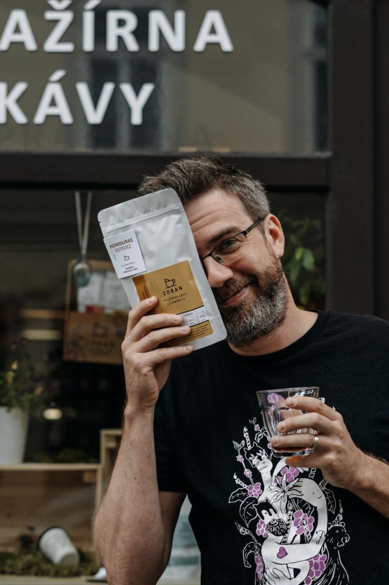 Michal Ptáček z Pražírny Zoban s kávou