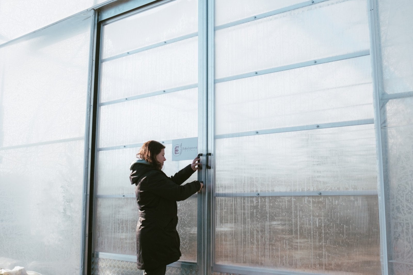 Pavla Kučerová u vrat fóliiovníku na Eukalyptové farmě