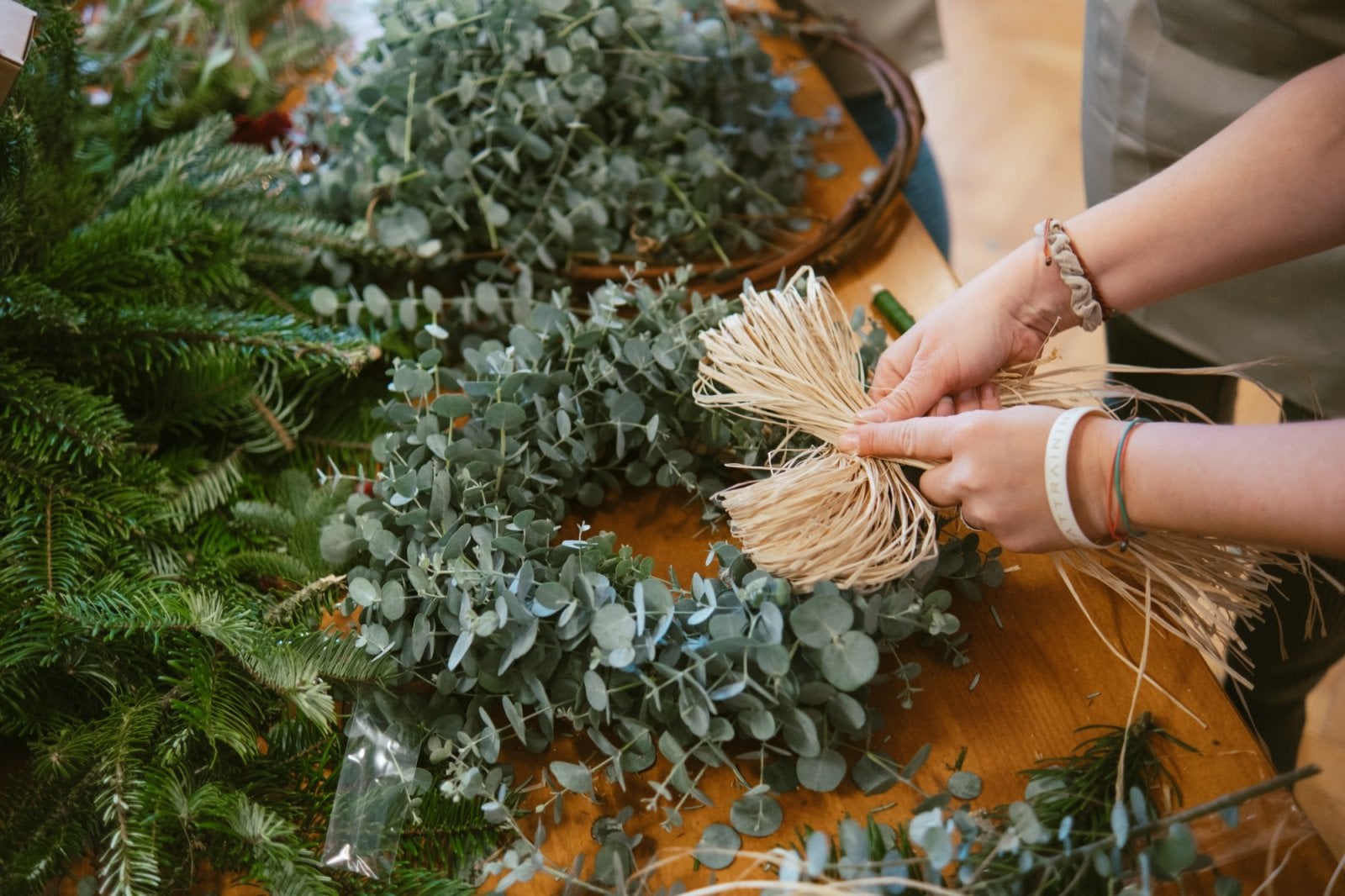 Z workshopu na Eukalyptové farmě - tvorba věnce z eukalyptu