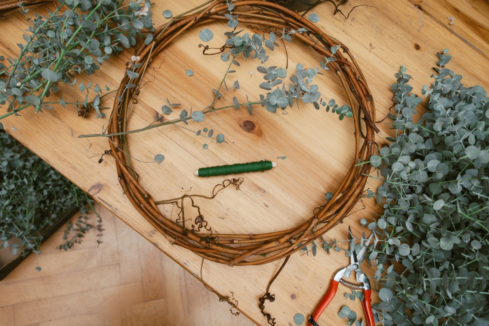 Z workshopu na Eukalyptové farmě - příprava věnce