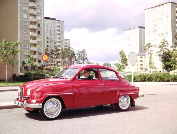 Saab 96 raného modelového roku nese kompletní příplatkovou výbavu, tedy například ozdobná chromovaná mezikruží a pneumatiky s bílým proužkem, oblíbené zejména v USA