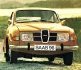 Saab 96 ještě se subtilními chromovanými nárazníky modelového ročníku 1974. Brzy nato se Švédsko vydalo cestou obřích traverz
