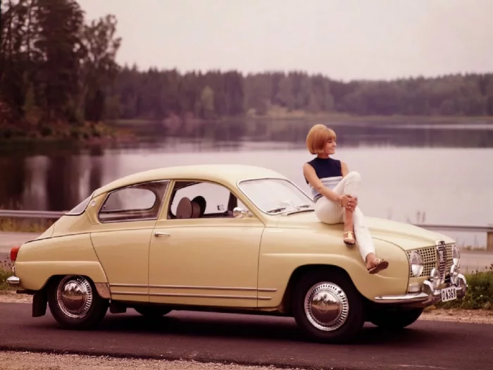Autor: Saab Modelový ročník 1968 už má jemně prodlouženou příď a zvětšené boční zadní okno. Exteriéru to výrazně prospělo…