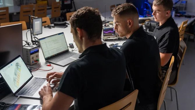 Studenti vesmírného programu Space Applications na brněnské univerzitě VUT
