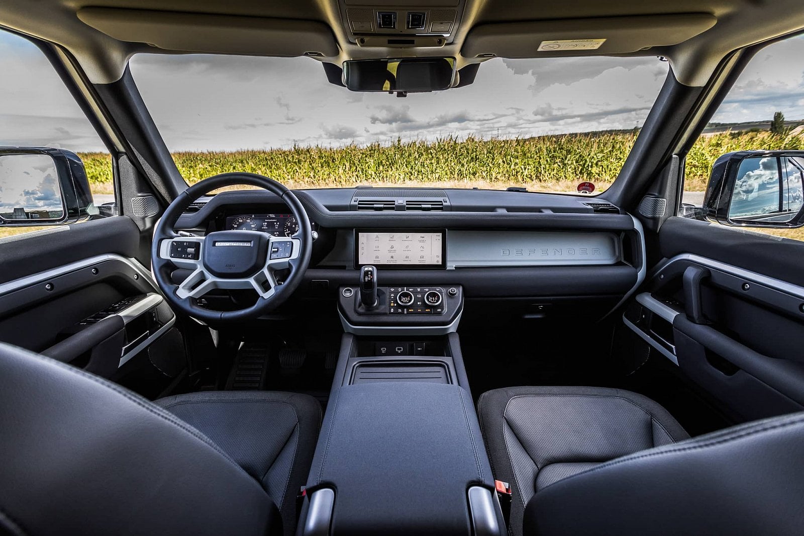 2020-10-lr-defender-a-predchudci-10.jpg